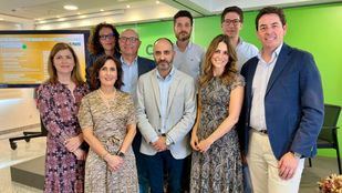 El presidente del COFM, Manuel Martínez del Peral; el vocal de Docencia e Investigación, Ignacio Padrino; y la vocal de Industria del COFM, María González, junto con representantes de la Agencia Española de Medicamentos y Productos Sanitarios, de la industria farmacéutica, hospitales, CROs y otros expertos del sector, durante el acto conmemorativo del 40 edición del Posgrado de Monitorización de Ensayos Clínicos