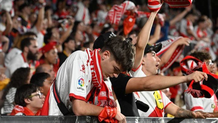 Ambiente en el estadio de Vallecas para ver el la final europea del Rayo