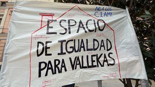 Pancarta protestas por los Espacios de Igualdad en Vallecas