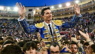 Diego Urdiales es paseado a hombros por el ruedo de Las Ventas camino de la Puerta Grande.
