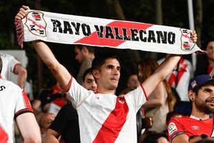 Ambiente en el estadio de Vallecas para ver el la final europea del Rayo