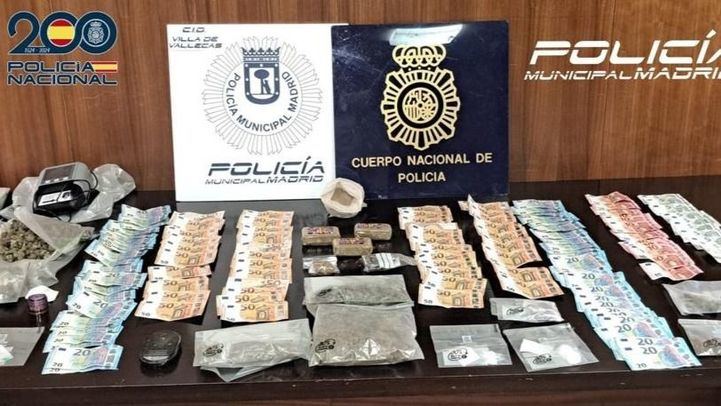 Droga y dinero en efectivo incautado en un narcopiso de Villa de Vallecas