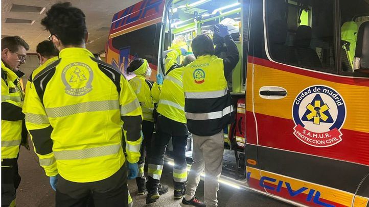 SAMUR atiende a un motorista herido grave.
