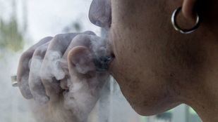 El consumo de tabaco baja en Madrid, pero crece el uso de vapeadores entre jóvenes