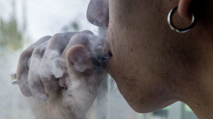 Un joven vapeando.