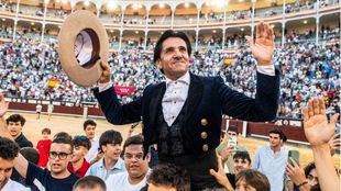 Diego Ventura, a hombros, saluda al público momentos antes de salir por la Puerta Grande.