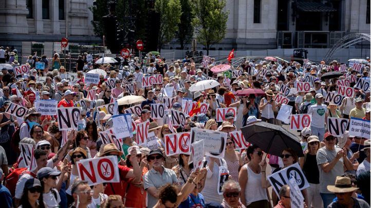 Numerosas personas participan en una manifestación por la sanidad pública .