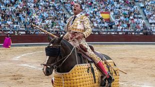 Gesto al público de Antonio Ferrera tras picar al último de la tarde.