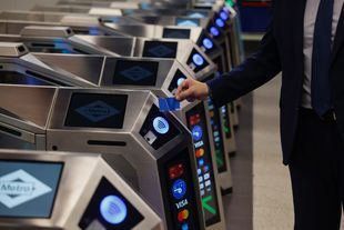 Pago con tarjeta en los tornos de Metro.