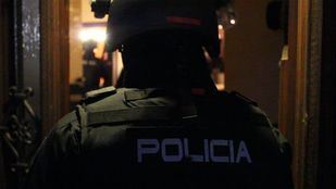 Un agente de la Policía Nacional en una intervención