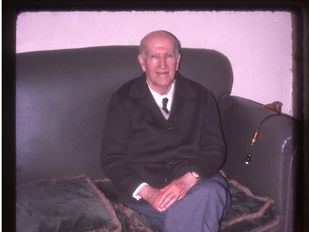 Vicente Aleixandre en su sofá de Velintonia (Madrid).