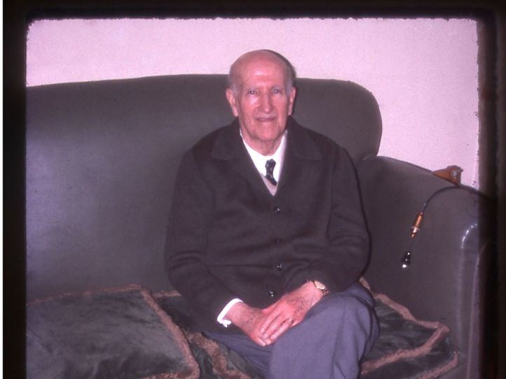 Vicente Aleixandre en su sofá de Velintonia (Madrid).