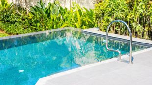 Conoce las razones por las que no conviene dejar descubierta una piscina