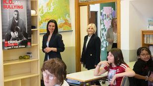 Mercedes Zarzalejo durante la visita a un colegio