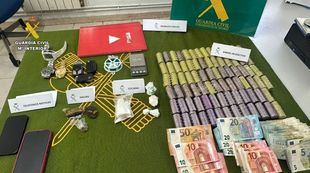 Dinero y bienes incautados durante una operación en Alpedrete.
