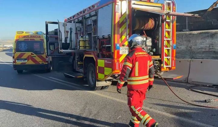 Tras ser excarcelado, los sanitarios han procedido a estabilizar al herido, que presentaba un traumatismo craneoencefálico severo y una fractura abierta en la pierna izquierda.