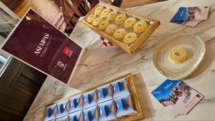 Presentación del pastel conmemorativo del Papa.