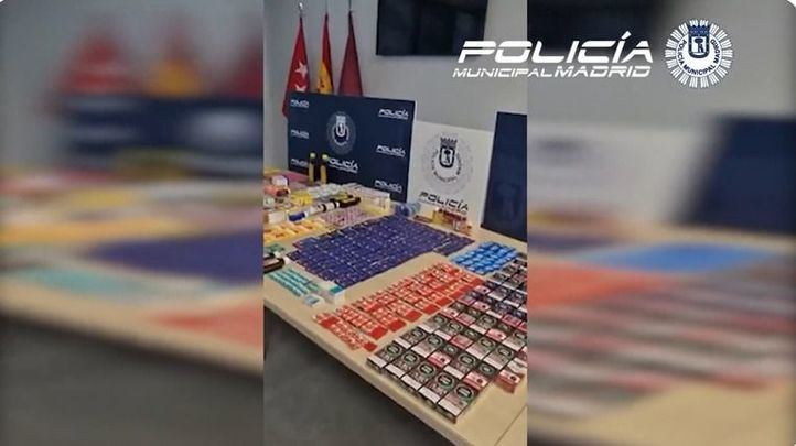 Medicamentos a la venta en un locutorio de Puente de Vallecas