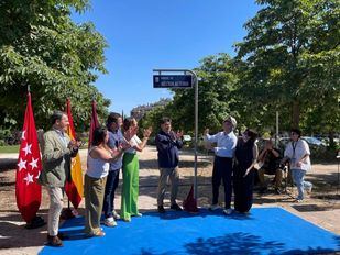 Descubrimiento de la placa de Héctor Alterio que da nombre a un parque en Hortaleza
