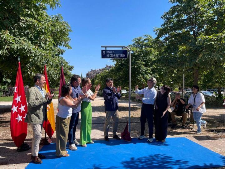 Descubrimiento de la placa de Héctor Alterio que da nombre a un parque en Hortaleza