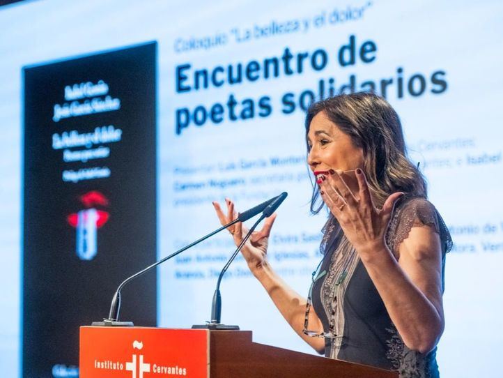 La poesía y la solidaridad se dan cita en el Instituto Cervantes con el libro 'La belleza y el dolor'