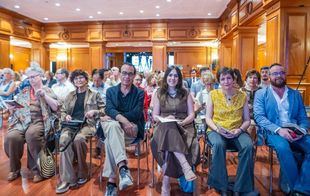 La poesía y la solidaridad se dan cita en el Instituto Cervantes con el libro 'La belleza y el dolor'