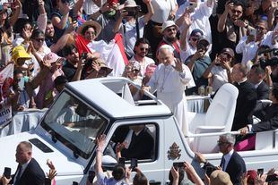 El Papa León XIV en el papamóvil