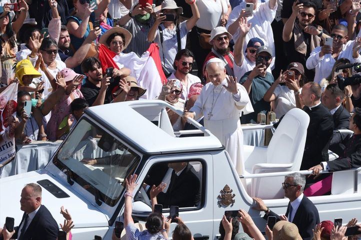 El Papa León XIV en el papamóvil