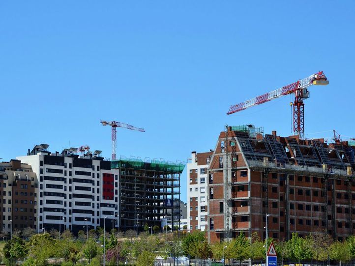 La Asamblea aprueba la ley de medidas urgentes para aumentar la vivienda con protección pública