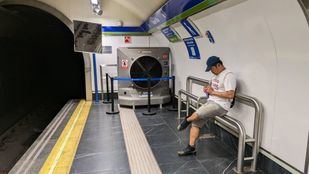 Equipo de climatización en el andén de la estación de Gran Vía en la línea 5