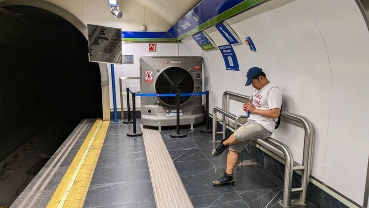 Equipo de climatización en el andén de la estación de Gran Vía en la línea 5