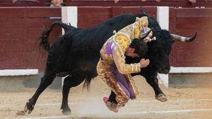 El tercer toro de la tarde, tras voltear a Víctor Hernández, lo arrastró varios metros colgado de un pitón.