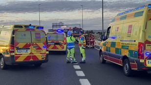 Ambulancias de Summa 112 y Bomberos de la Comunidad de Madrid en Humanes de Madrid tras un accidente de tráfico
