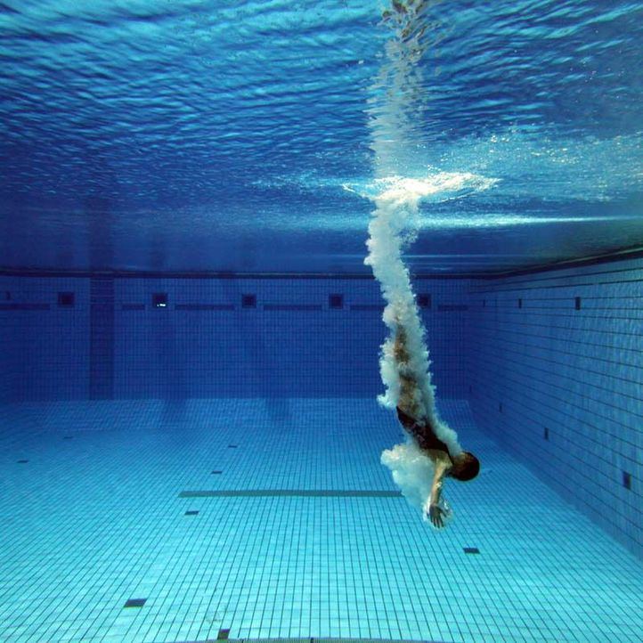 Entrada en el agua después de un salto de trampolín
