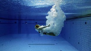 Entrada en el agua después de un salto de trampolín en el Centro de Natación M-86