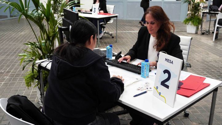 Entrevista a una candidata a un puesto de trabajo, que ha participado en Clece Emplea.