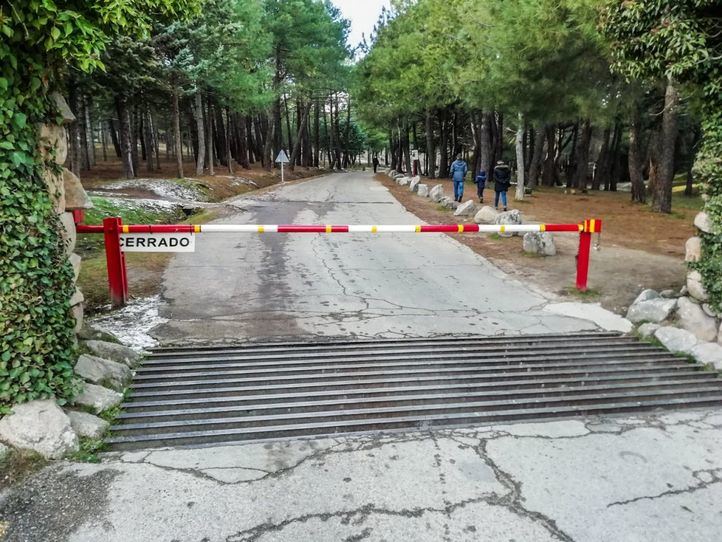 El acceso a La Pedriza, cerrado