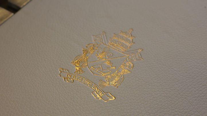Almeida regala al Papa León XIV un ejemplar especial de la obra 'A la muy antigua, noble y coronada Villa de Madrid'
