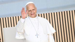 El Papa León XIV durante su visita al centro de Cáritas, CEDIA.
