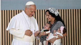 El Papa visita la casa "donde nadie se queda solo" y entra en Madrid como "un madrileño más"