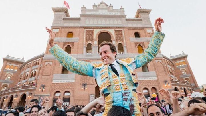 Román, triunfador del festejo, fue sacado a hombros por la Puerta Grande.