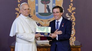 José Luis Martínez-Almeida otorga la Llave de Oro de la Villa de Madrid a León XIV