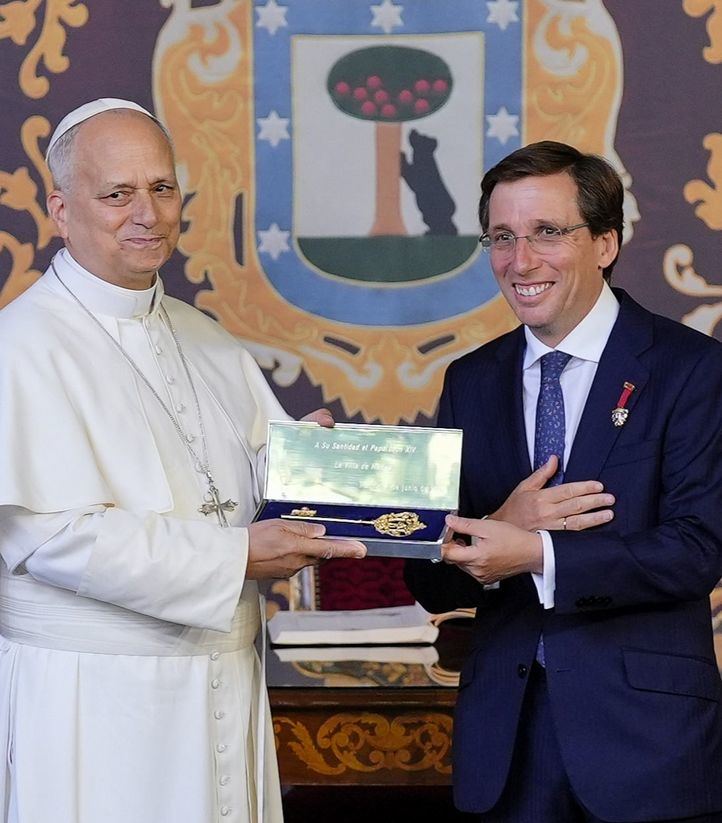 José Luis Martínez-Almeida otorga la Llave de Oro de la Villa de Madrid a León XIV