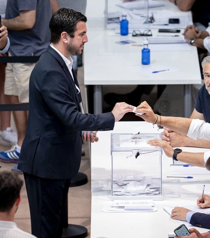 Florentino y Riquelme votan en las elecciones del Real Madrid