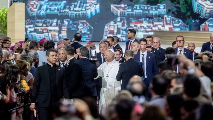 León XIV cierra el acto en el Movistar Arena: 'Tejer redes significa crear juntos'