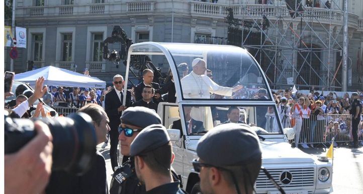 El Papa llegando a la Plaza de Cibeles en el Papamóvil