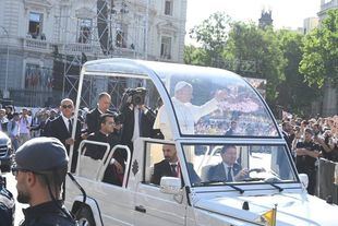 El Papa llegando a la Plaza de Cibeles en el Papamóvil
