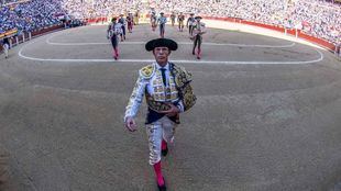 Borja Jiménez haciendo el paseíllo como único espada.