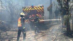 Bomberos extinguen un incendio en Villaviciosa de Odón