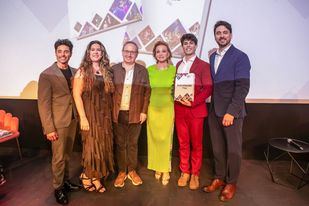 El equipo de producción con Paloma y Jesús Cimarro